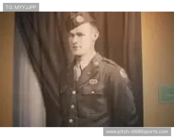 足球球星与二战军官身份交织的传奇人生揭秘